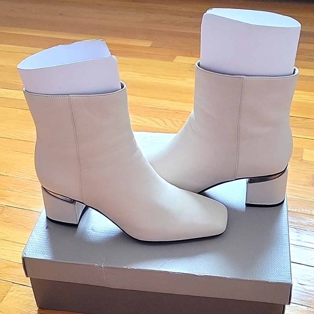 Franco Satro leather booties in size 9. Very soft and comfortable